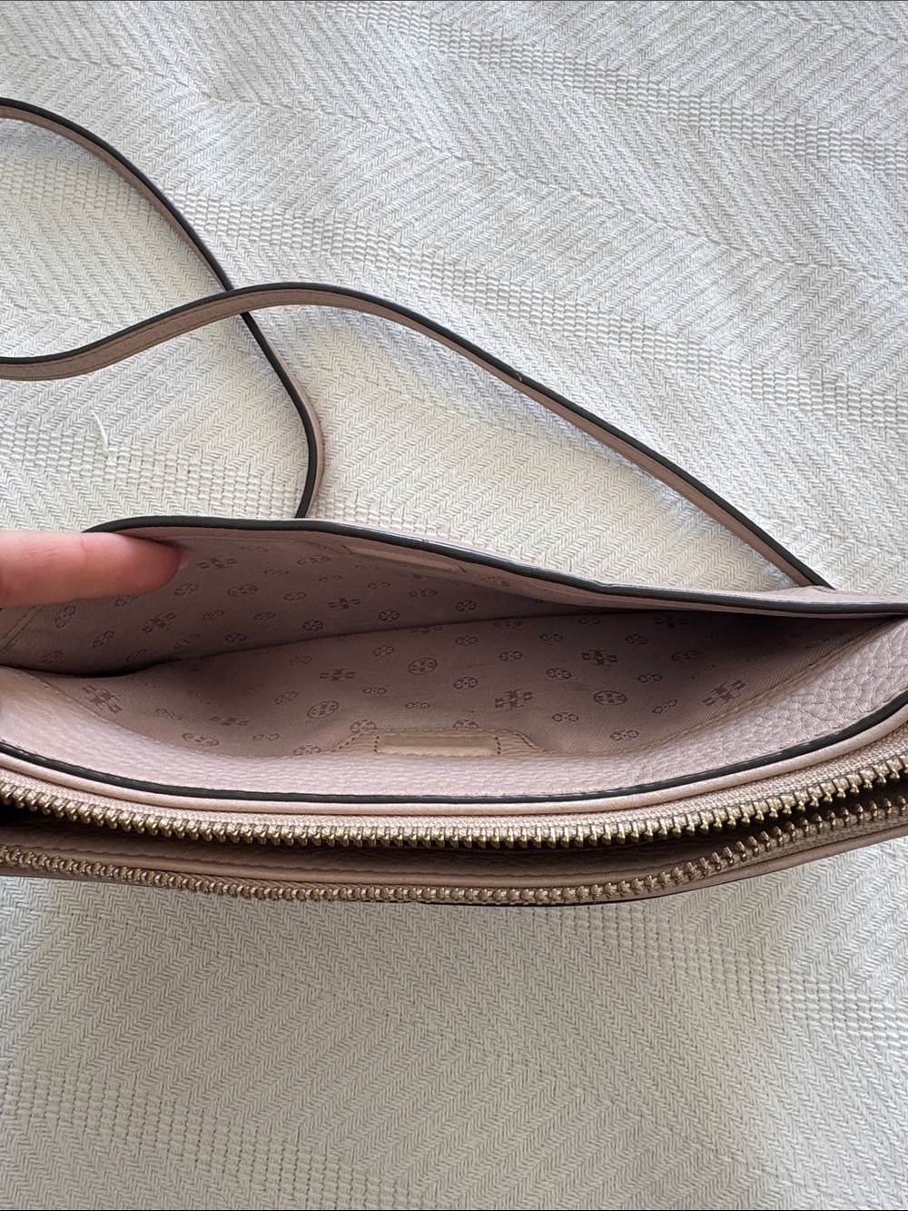 Tory Burch Blush Taupe Pebbled Leather Crossbody with Gold Trim - Picture 7 of 8